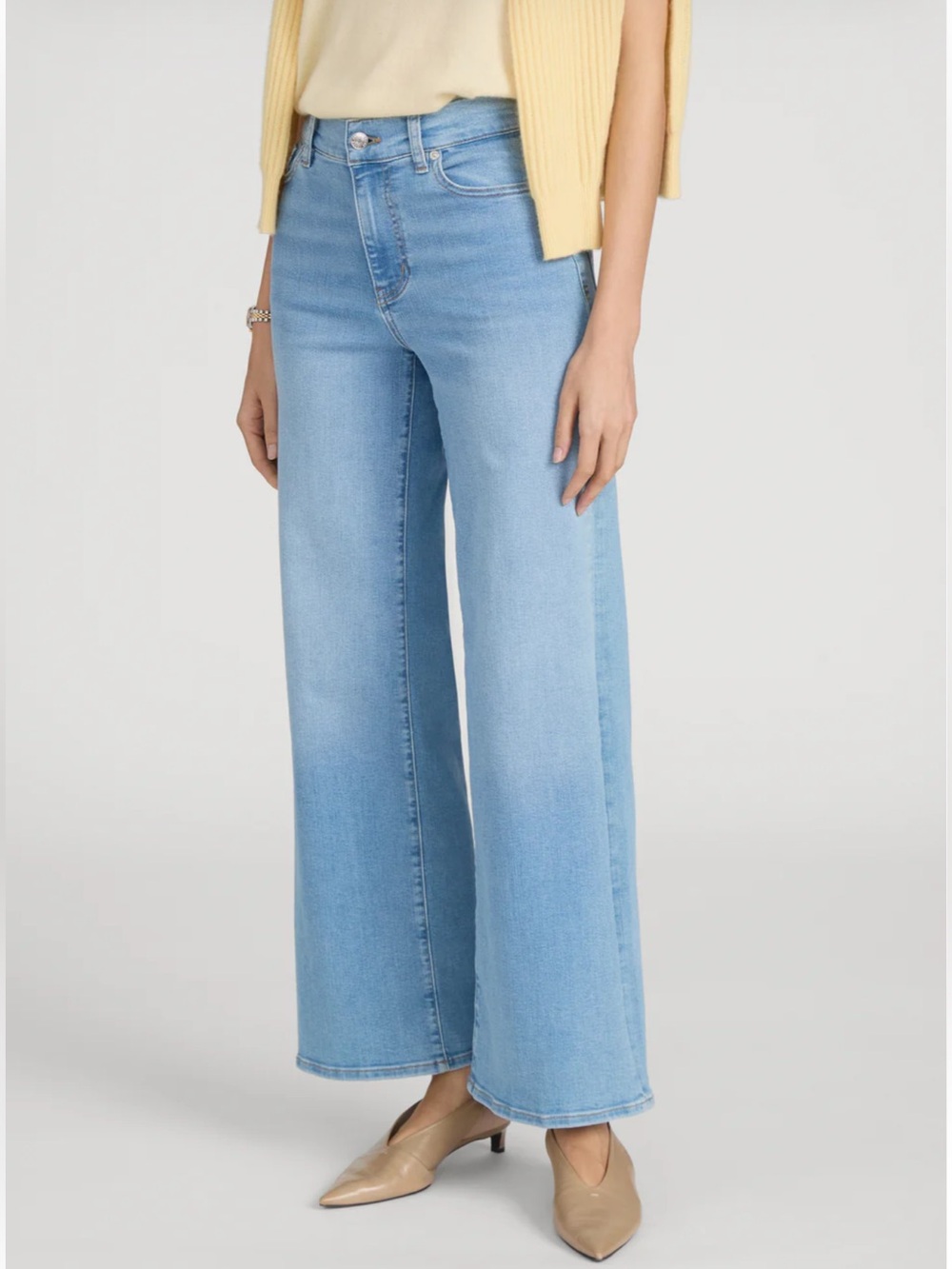 Frame Denim High-Rise Wide Leg Jeans in Light Blue Wash - Picture 4 of 10